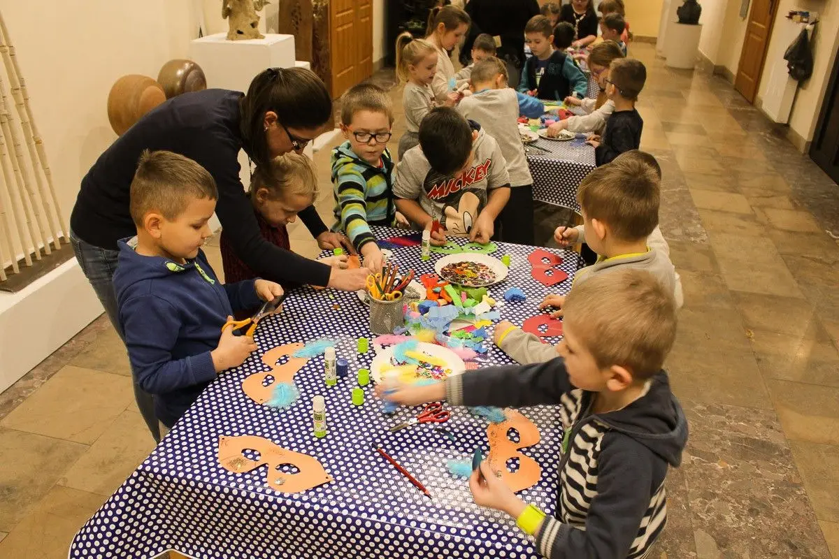 Stroje i maski karnawałowe. Zaproszenie na warsztaty do Muzeum Ceramiki