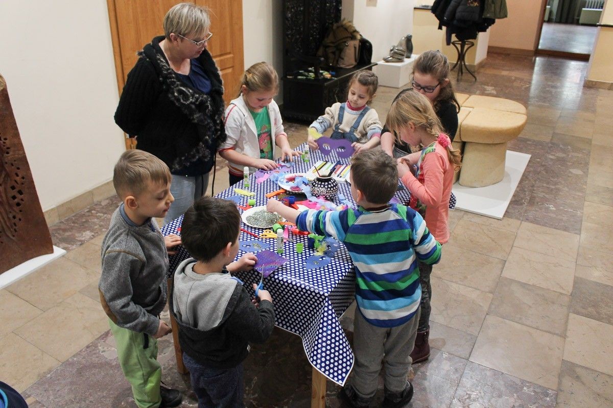 Stroje i maski karnawałowe. Zaproszenie na warsztaty do Muzeum Ceramiki