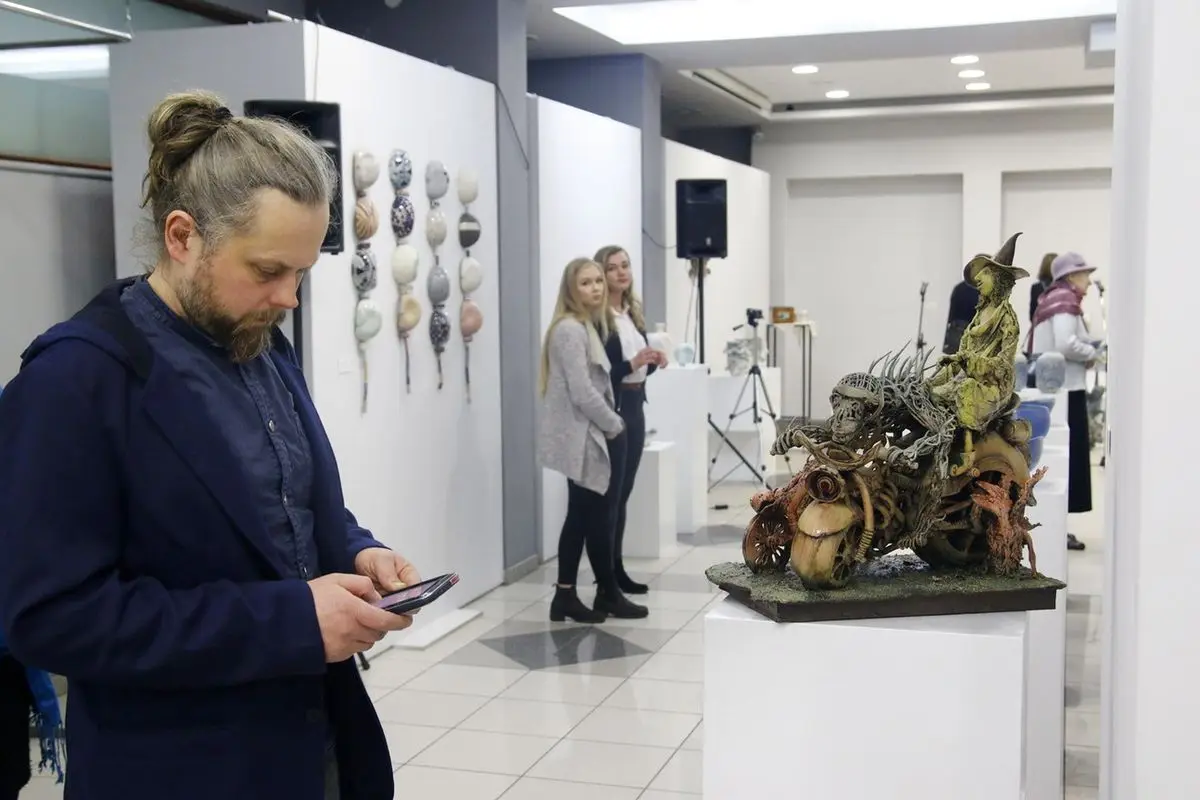 Rzeźby z pleneru ceramicznego 2012-2017 w legnickim BWA