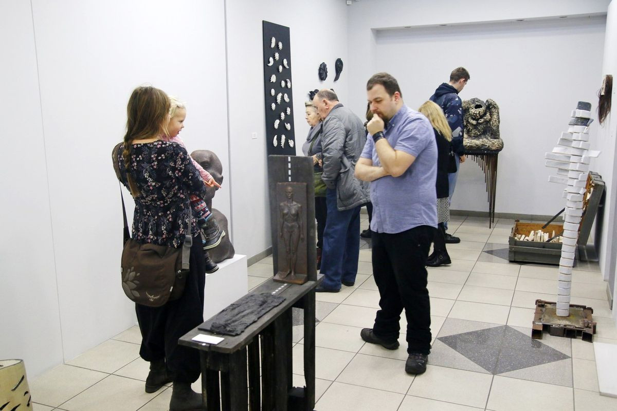 Rzeźby z pleneru ceramicznego 2012-2017 w legnickim BWA