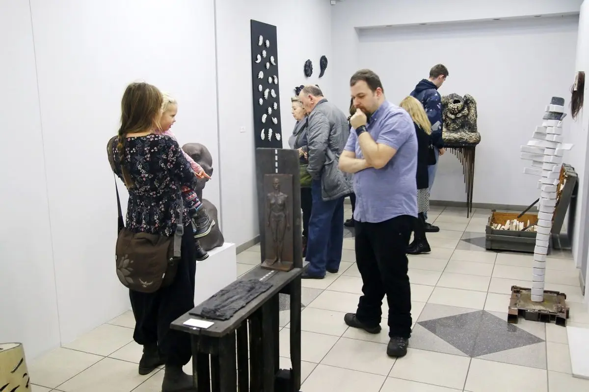 Rzeźby z pleneru ceramicznego 2012-2017 w legnickim BWA