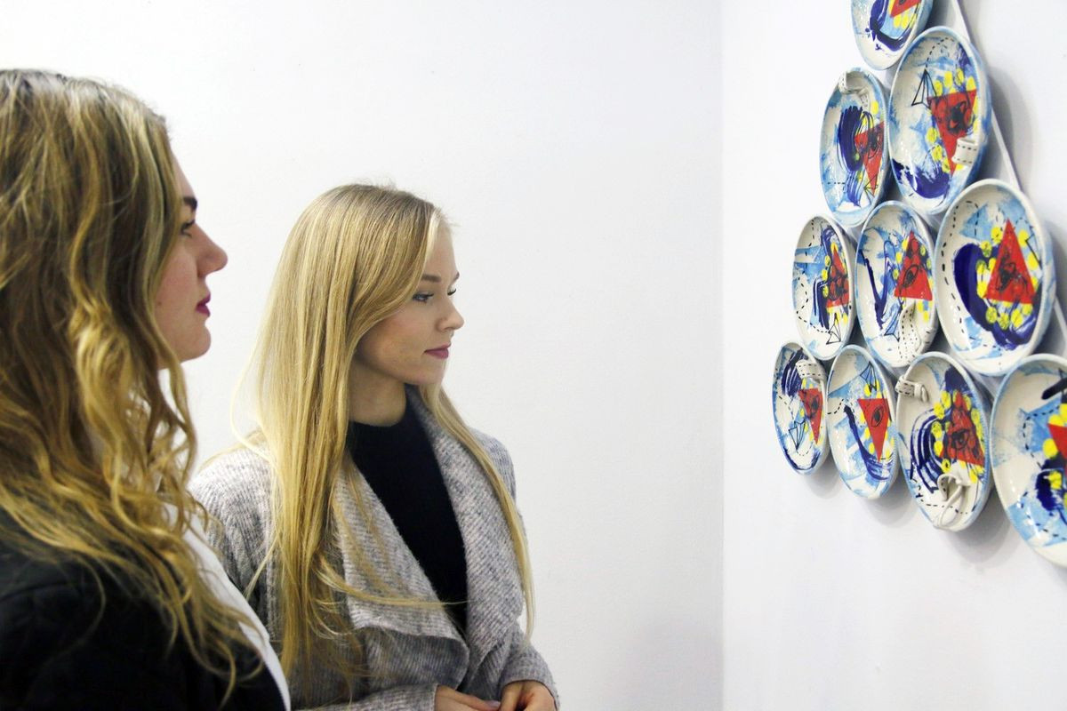 Rzeźby z pleneru ceramicznego 2012-2017 w legnickim BWA