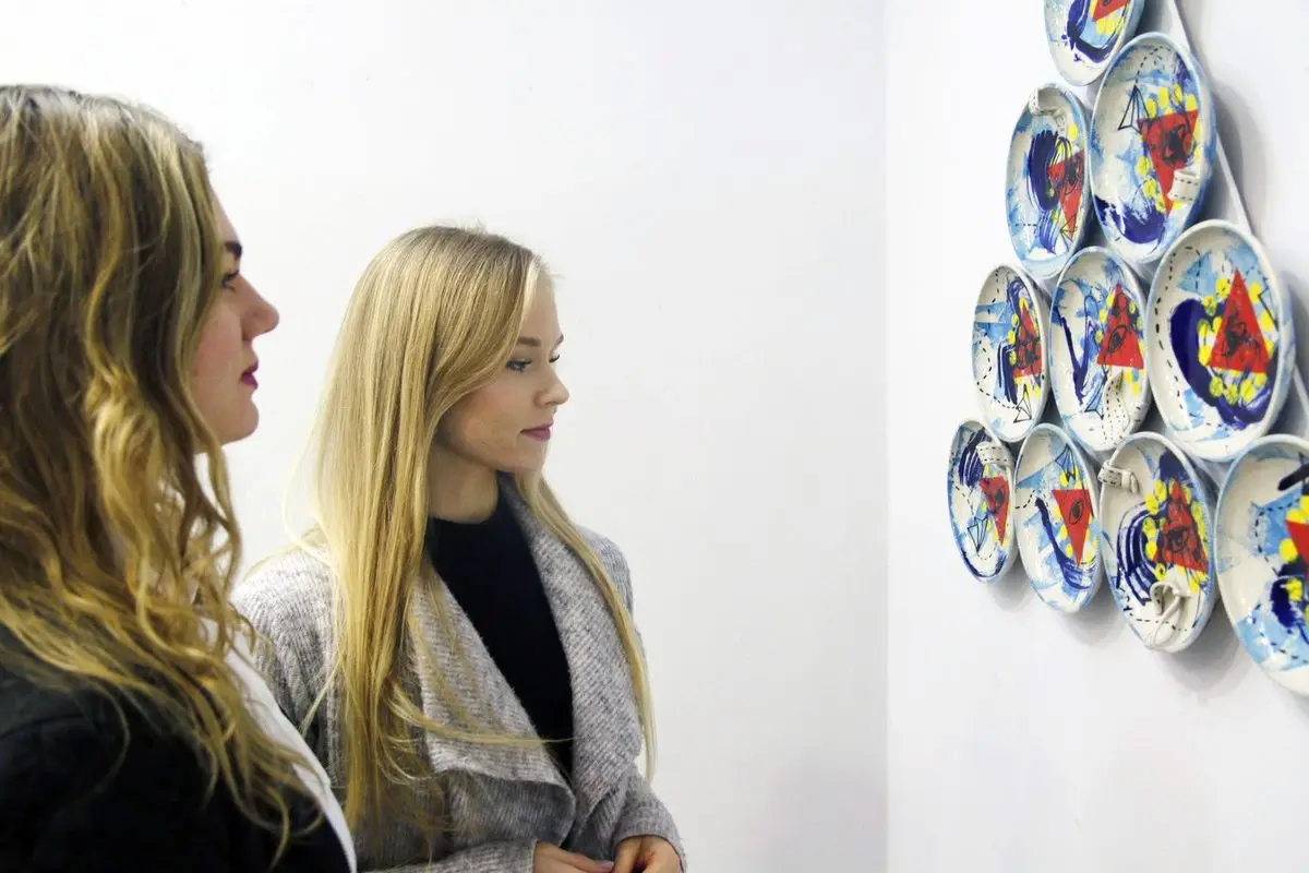 Rzeźby z pleneru ceramicznego 2012-2017 w legnickim BWA