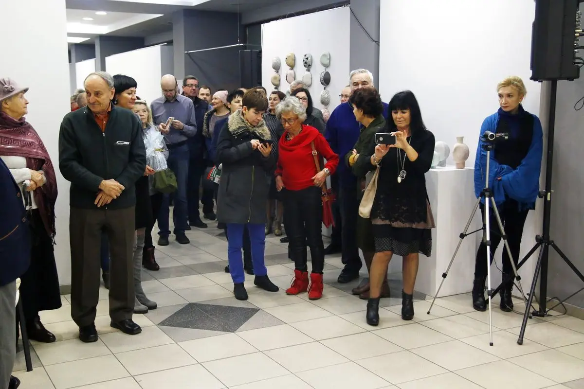 Rzeźby z pleneru ceramicznego 2012-2017 w legnickim BWA