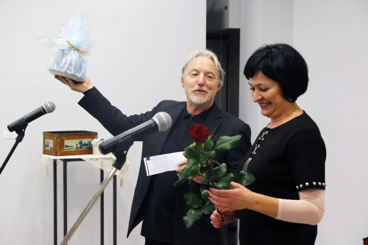 Rzeźby z pleneru ceramicznego 2012-2017 w legnickim BWA