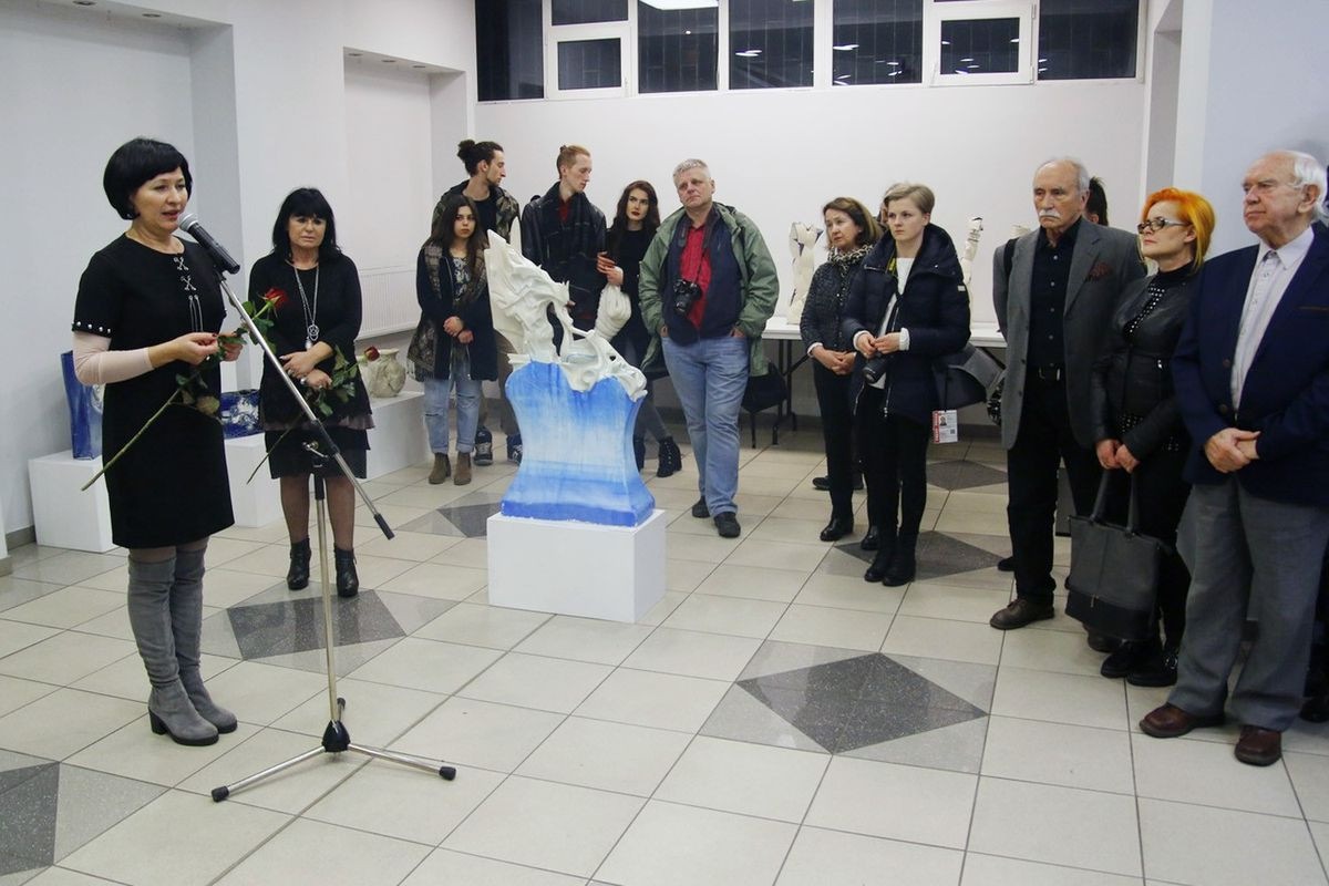 Rzeźby z pleneru ceramicznego 2012-2017 w legnickim BWA