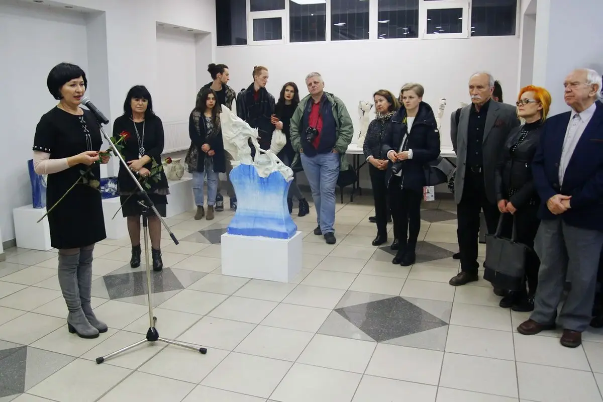 Rzeźby z pleneru ceramicznego 2012-2017 w legnickim BWA