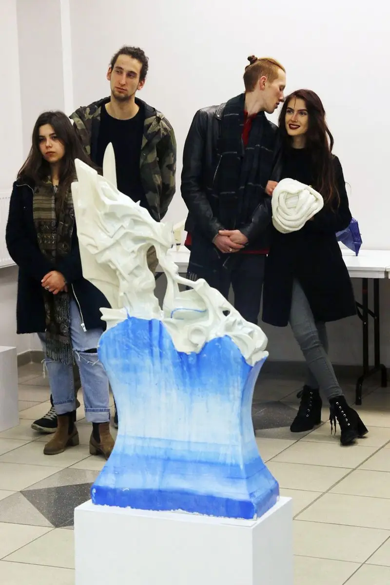 Rzeźby z pleneru ceramicznego 2012-2017 w legnickim BWA