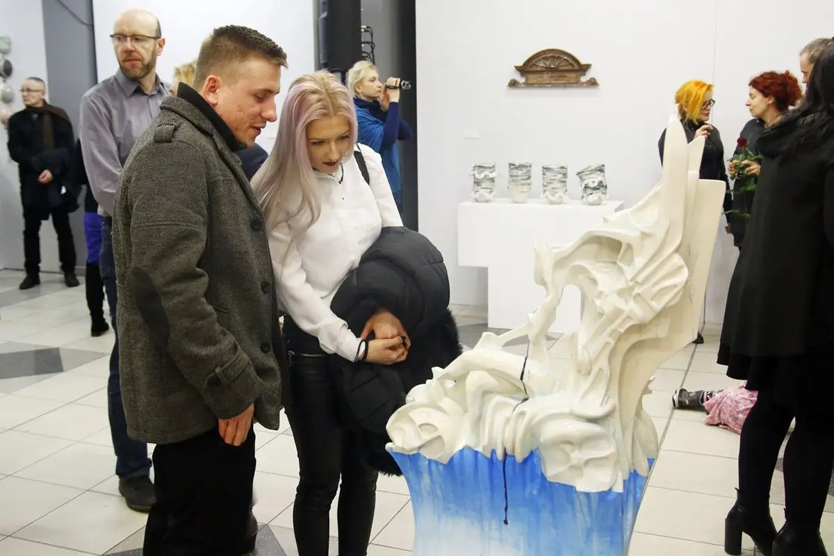 Rzeźby z pleneru ceramicznego 2012-2017 w legnickim BWA
