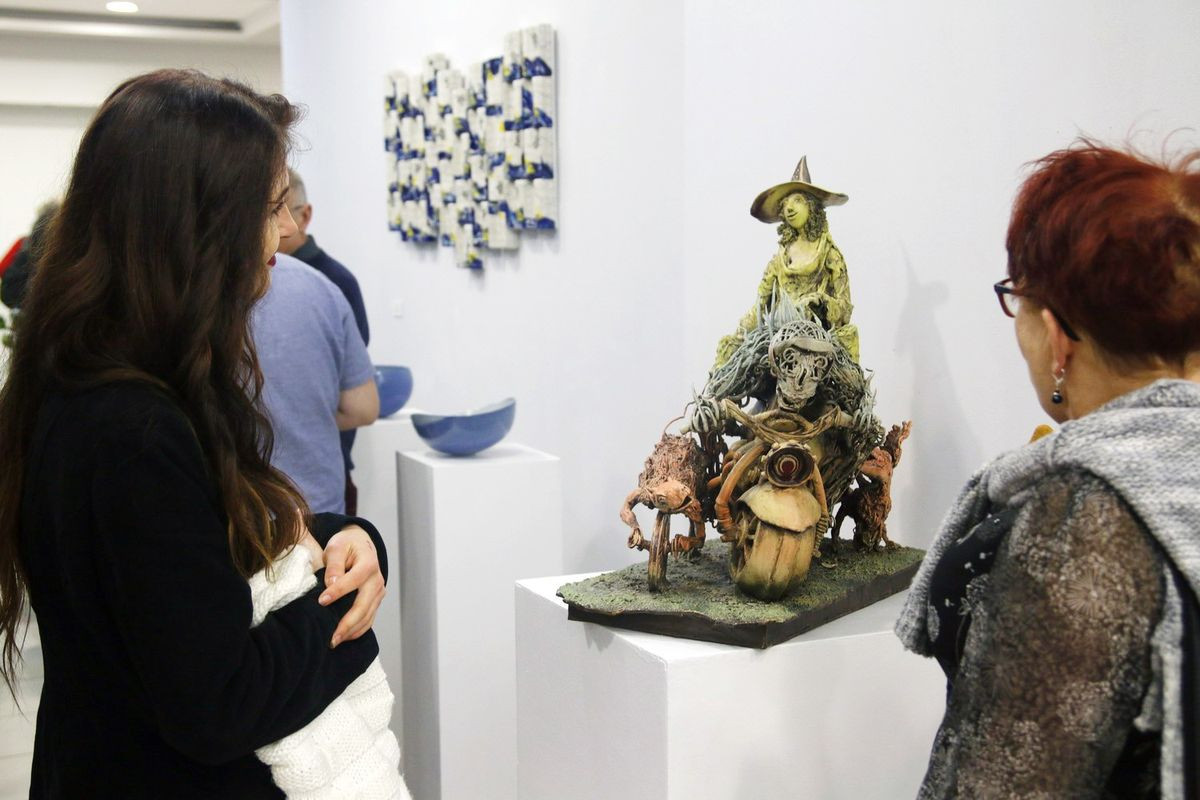 Rzeźby z pleneru ceramicznego 2012-2017 w legnickim BWA