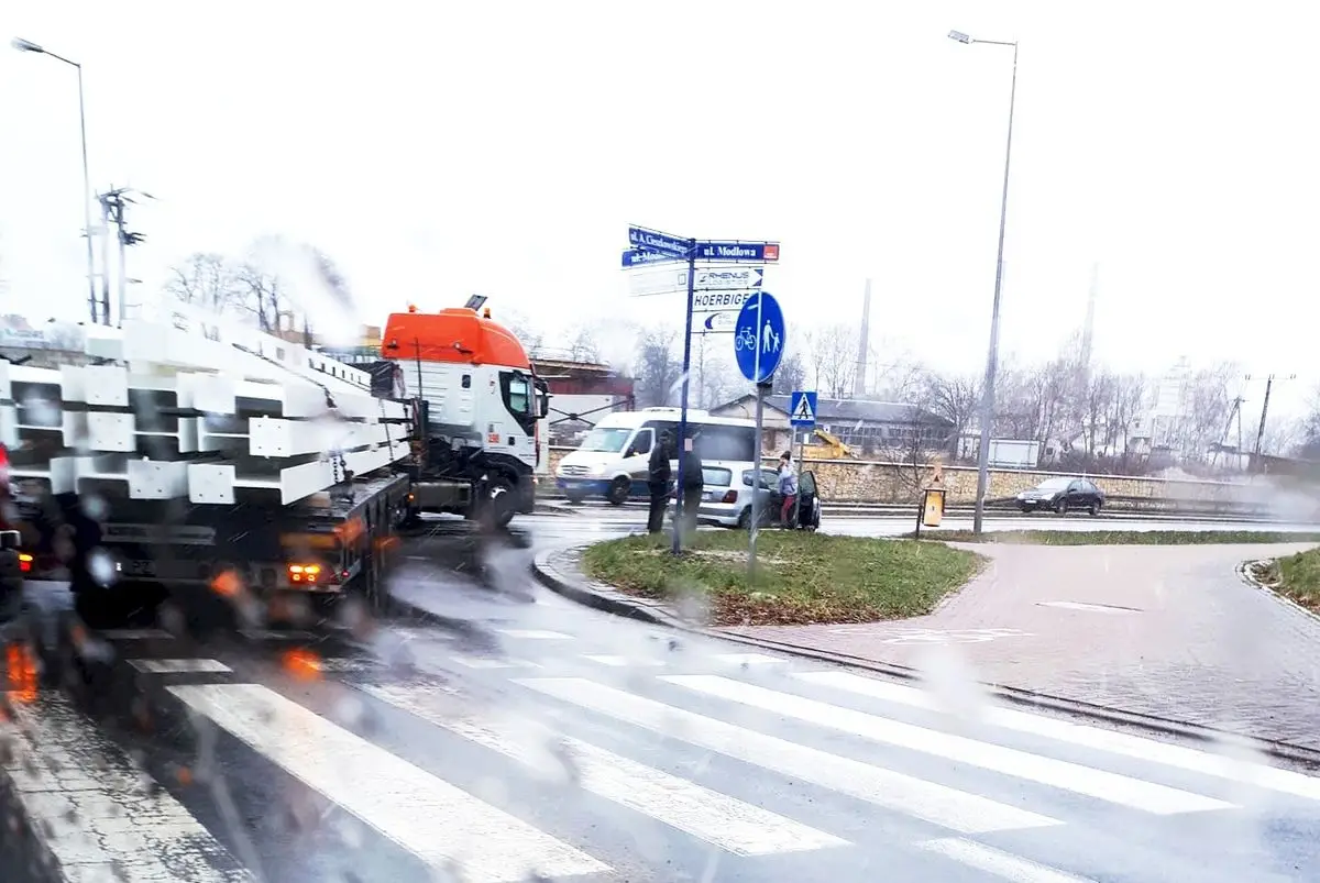 Zderzenie osobówki z ciężarówką na obwodnicy