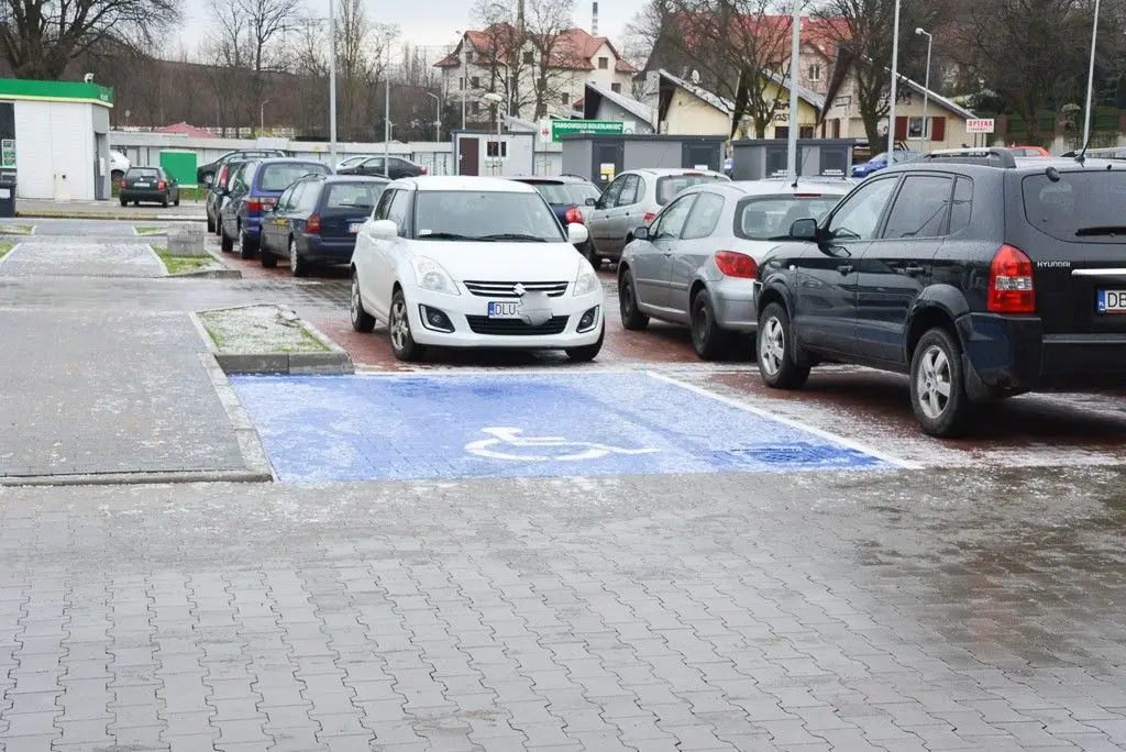 Galeria przy dworcu PKS w Bolesławcu trudno dostępna dla niepełnosprawnych?