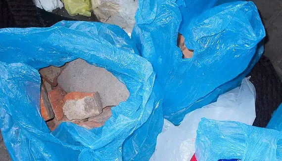 Wyrzucił gruz do obudowy śmietnikowej, dostał mandat