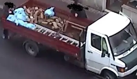 Wyrzucił gruz do obudowy śmietnikowej, dostał mandat