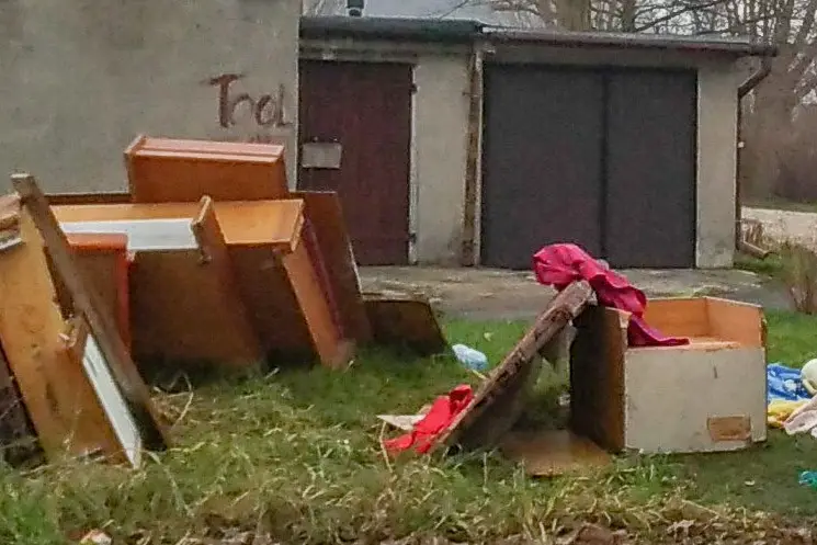 Сміття біля сміттєвого контейнера