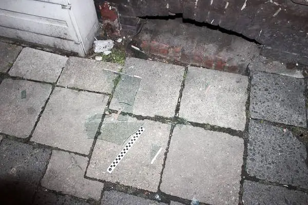 Chcieli się włamać do sklepu. Powstrzymała ich… krata w oknie