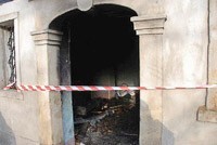 Policjanci uratowali dwie dziewczynki z pożaru