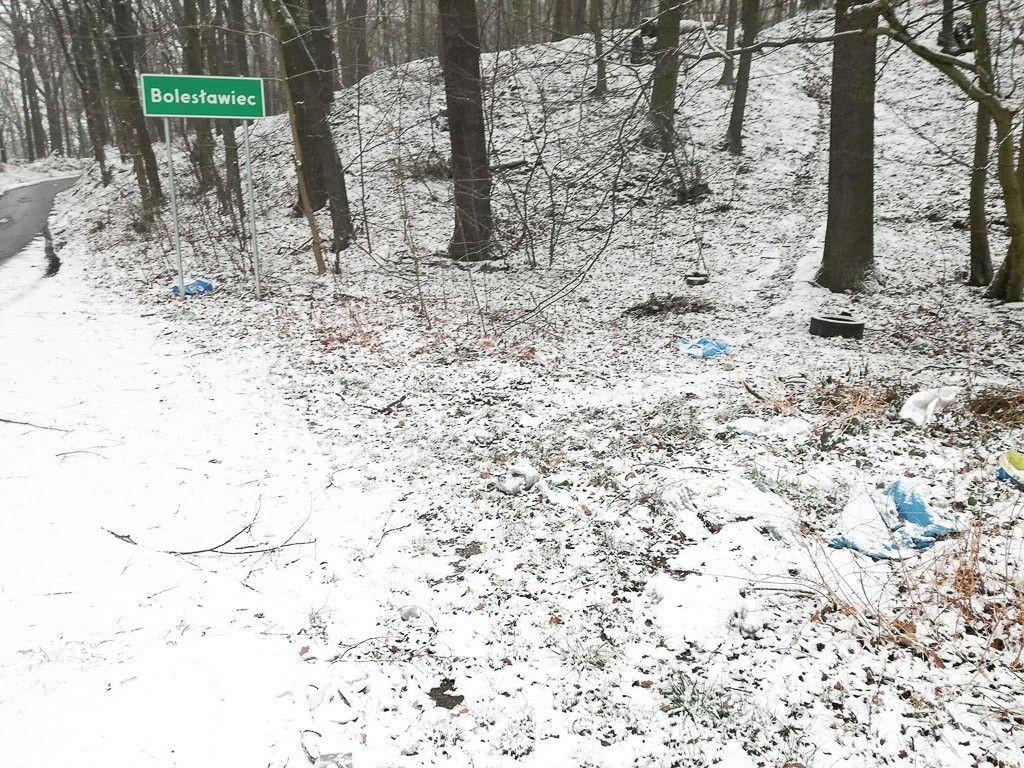 Gmina Bolesławiec o nielegalnym wysypisku przy wjeździe do Bolesławca