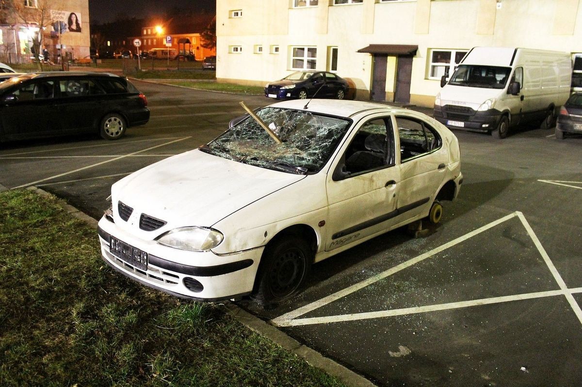 Wrak przy II LO nadal straszy