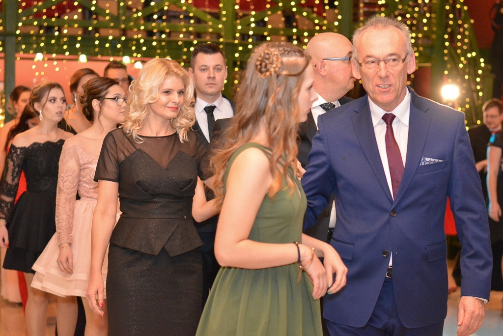 Studniówka uczniów Zespołu Szkół Handlowych i Usługowych w Bolesławcu w Pałacu Brunów (powiat lwówecki)