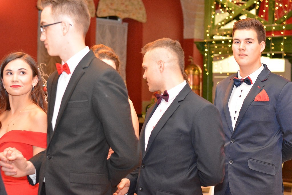 Studniówka uczniów Zespołu Szkół Handlowych i Usługowych w Bolesławcu w Pałacu Brunów (powiat lwówecki)