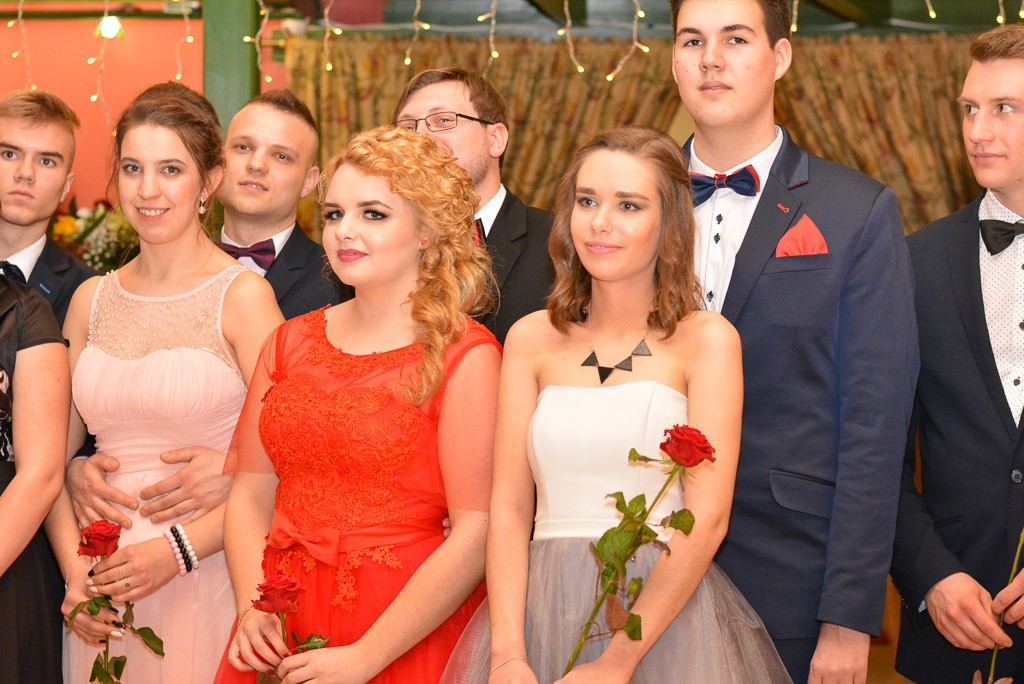 Studniówka uczniów Zespołu Szkół Handlowych i Usługowych w Bolesławcu w Pałacu Brunów (powiat lwówecki)