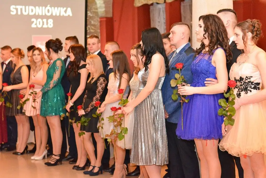 Studniówka uczniów Zespołu Szkół Handlowych i Usługowych w Bolesławcu w Pałacu Brunów (powiat lwówecki)