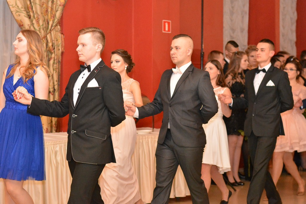 Studniówka uczniów Zespołu Szkół Handlowych i Usługowych w Bolesławcu w Pałacu Brunów (powiat lwówecki)