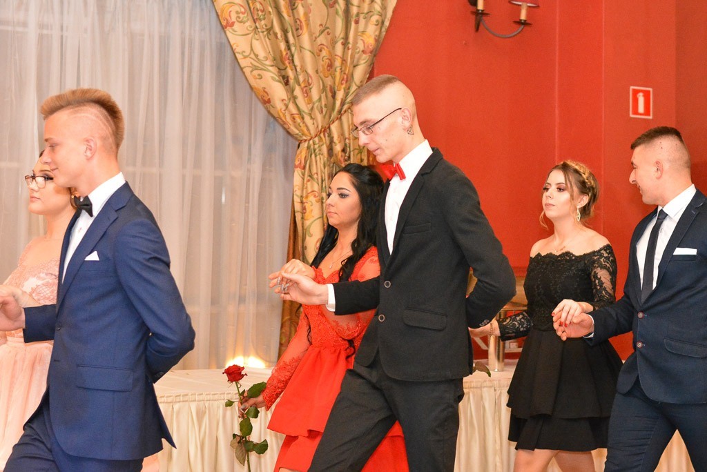 Studniówka uczniów Zespołu Szkół Handlowych i Usługowych w Bolesławcu w Pałacu Brunów (powiat lwówecki)