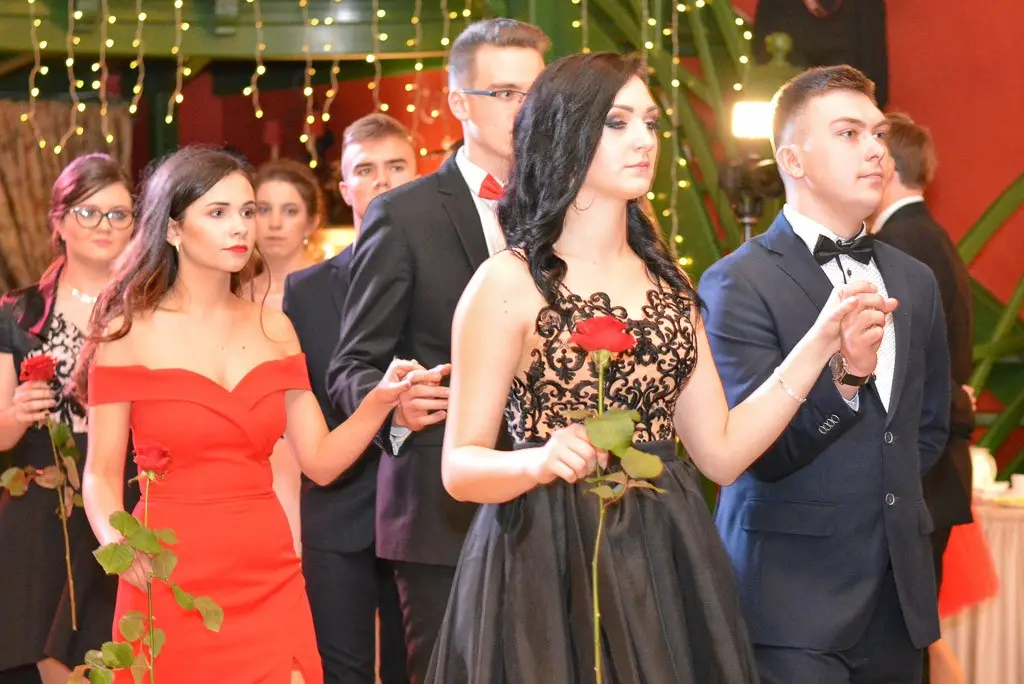 Studniówka uczniów Zespołu Szkół Handlowych i Usługowych w Bolesławcu w Pałacu Brunów (powiat lwówecki)