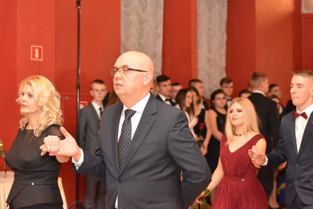 Studniówka uczniów Zespołu Szkół Handlowych i Usługowych w Bolesławcu w Pałacu Brunów (powiat lwówecki)