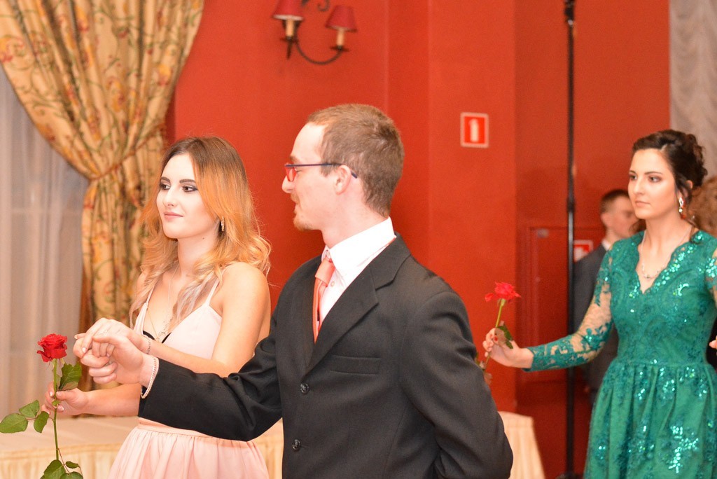 Studniówka uczniów Zespołu Szkół Handlowych i Usługowych w Bolesławcu w Pałacu Brunów (powiat lwówecki)