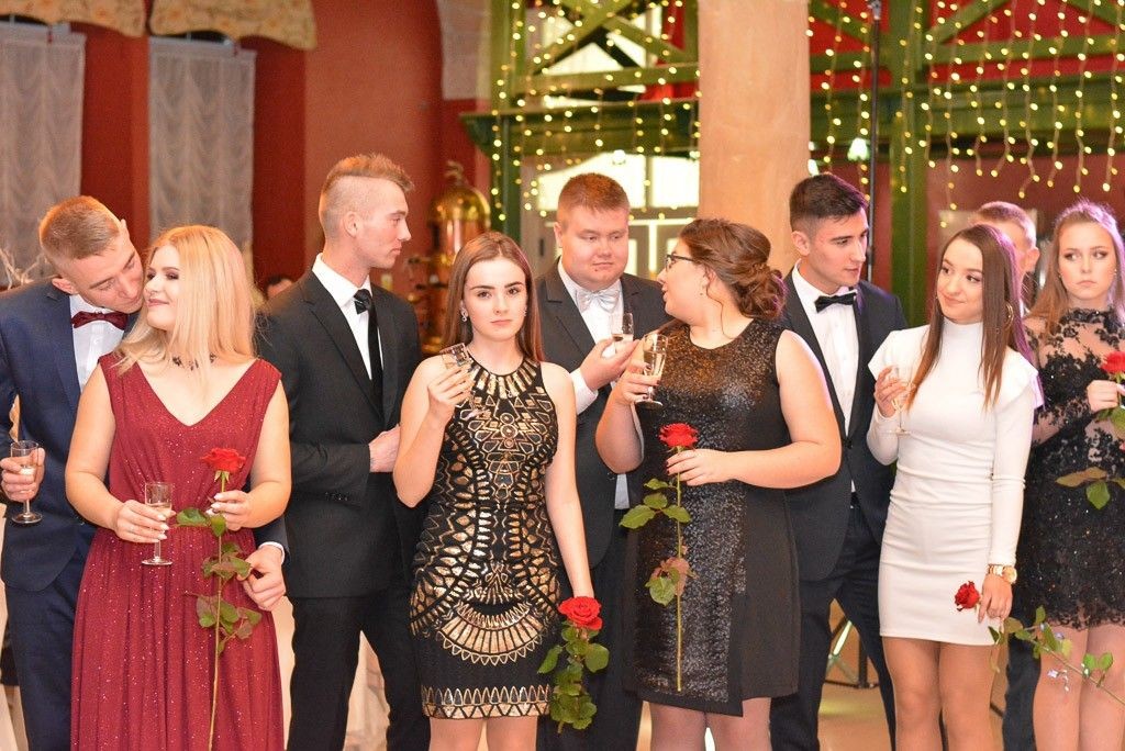 Studniówka uczniów Zespołu Szkół Handlowych i Usługowych w Bolesławcu w Pałacu Brunów (powiat lwówecki)