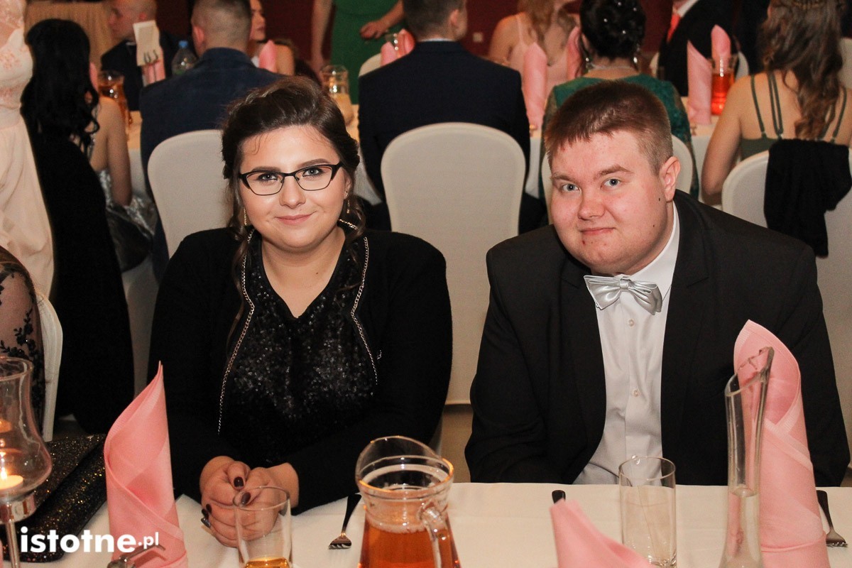 Studniówka uczniów Zespołu Szkół Handlowych i Usługowych w Bolesławcu w Pałacu Brunów