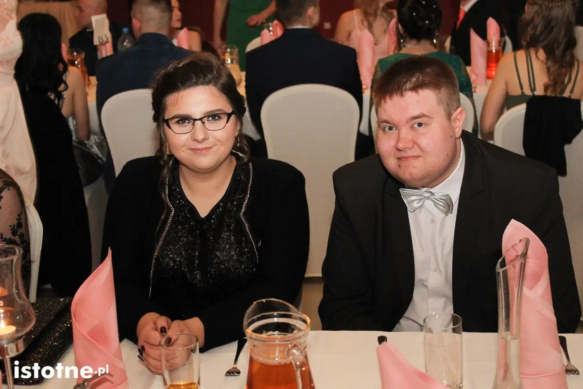 Studniówka uczniów Zespołu Szkół Handlowych i Usługowych w Bolesławcu w Pałacu Brunów