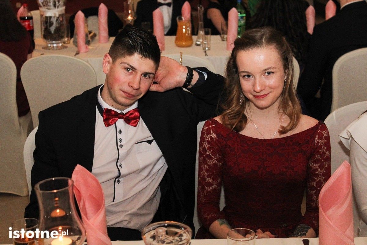 Studniówka uczniów Zespołu Szkół Handlowych i Usługowych w Bolesławcu w Pałacu Brunów