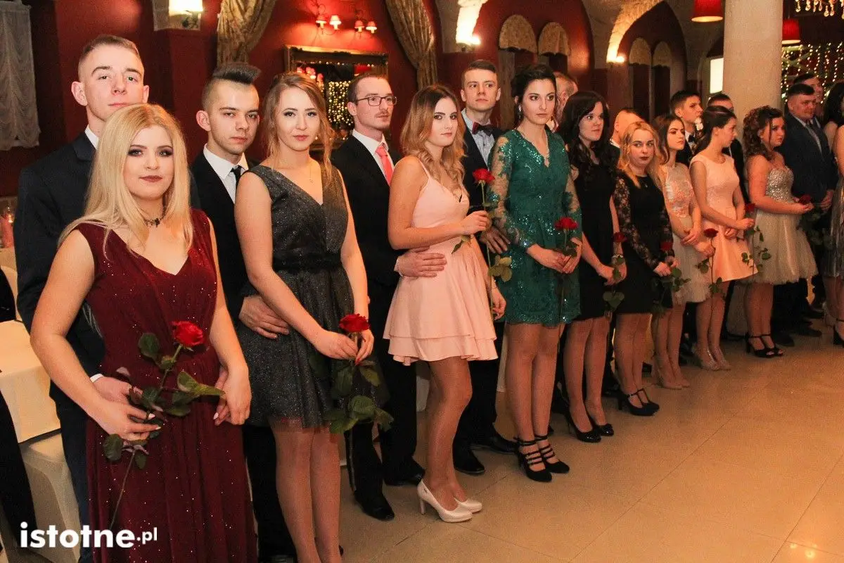 Studniówka uczniów Zespołu Szkół Handlowych i Usługowych w Bolesławcu w Pałacu Brunów