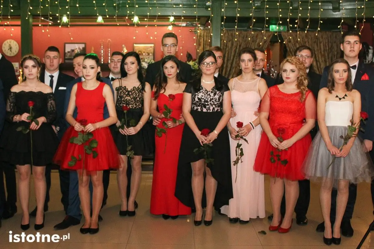 Studniówka uczniów Zespołu Szkół Handlowych i Usługowych w Bolesławcu w Pałacu Brunów