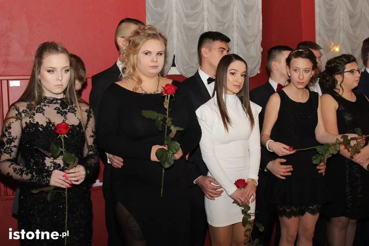 Studniówka uczniów Zespołu Szkół Handlowych i Usługowych w Bolesławcu w Pałacu Brunów