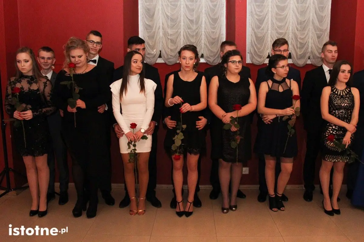 Studniówka uczniów Zespołu Szkół Handlowych i Usługowych w Bolesławcu w Pałacu Brunów