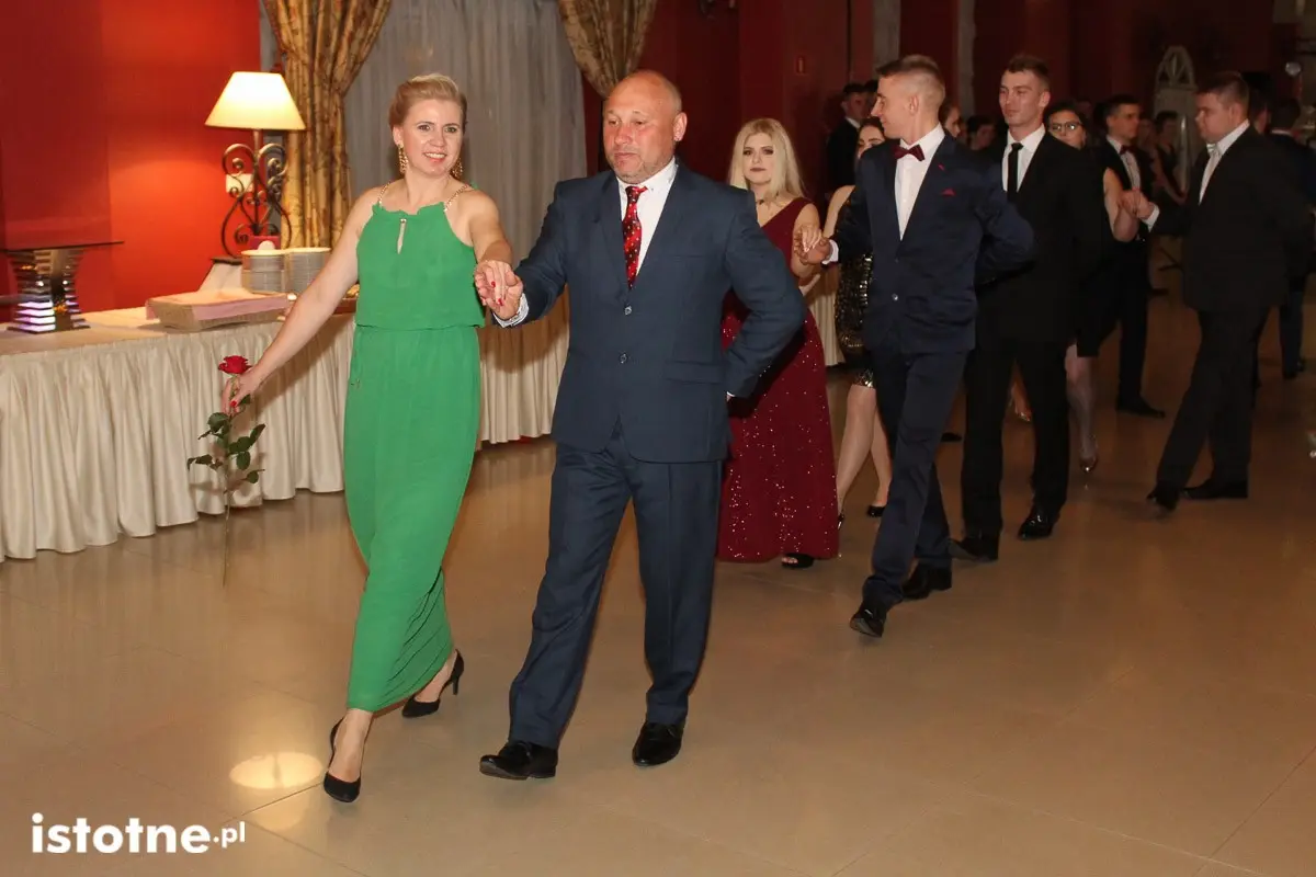 Studniówka uczniów Zespołu Szkół Handlowych i Usługowych w Bolesławcu w Pałacu Brunów