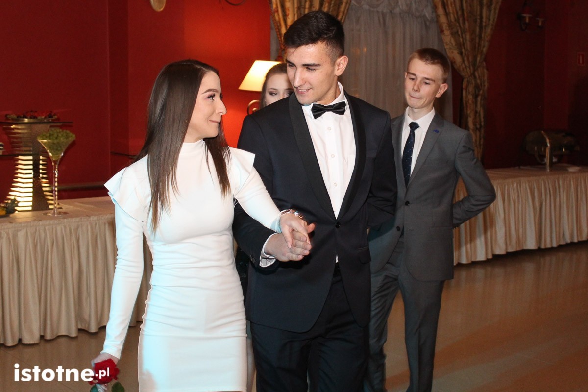 Studniówka uczniów Zespołu Szkół Handlowych i Usługowych w Bolesławcu w Pałacu Brunów