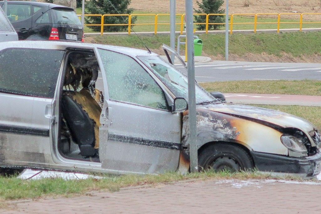 Pożar auta przy Tysiąclecia