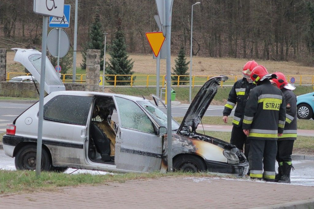 Pożar auta przy Al. Tysiąclecia