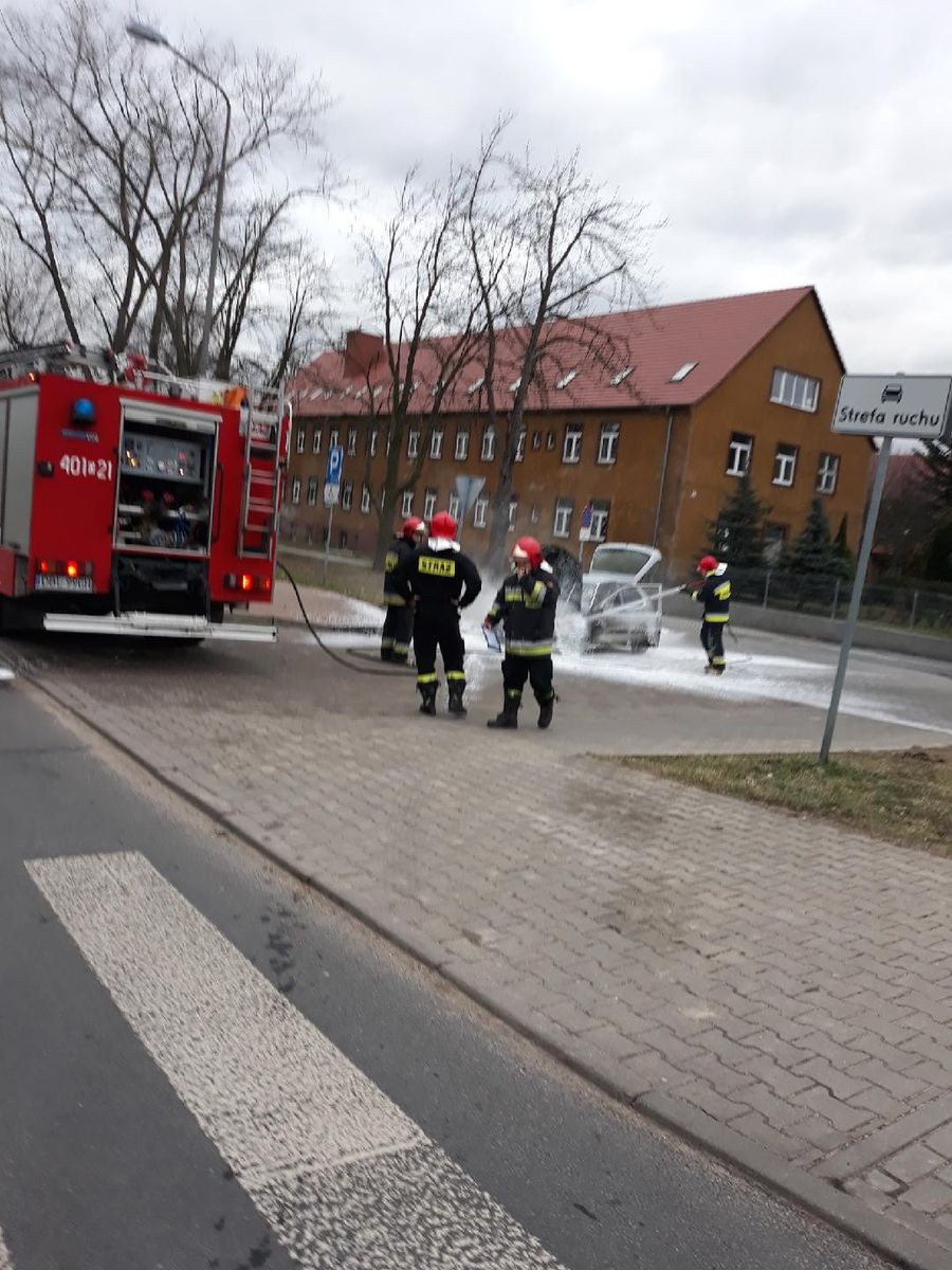 Pożar auta przy Tysiąclecia