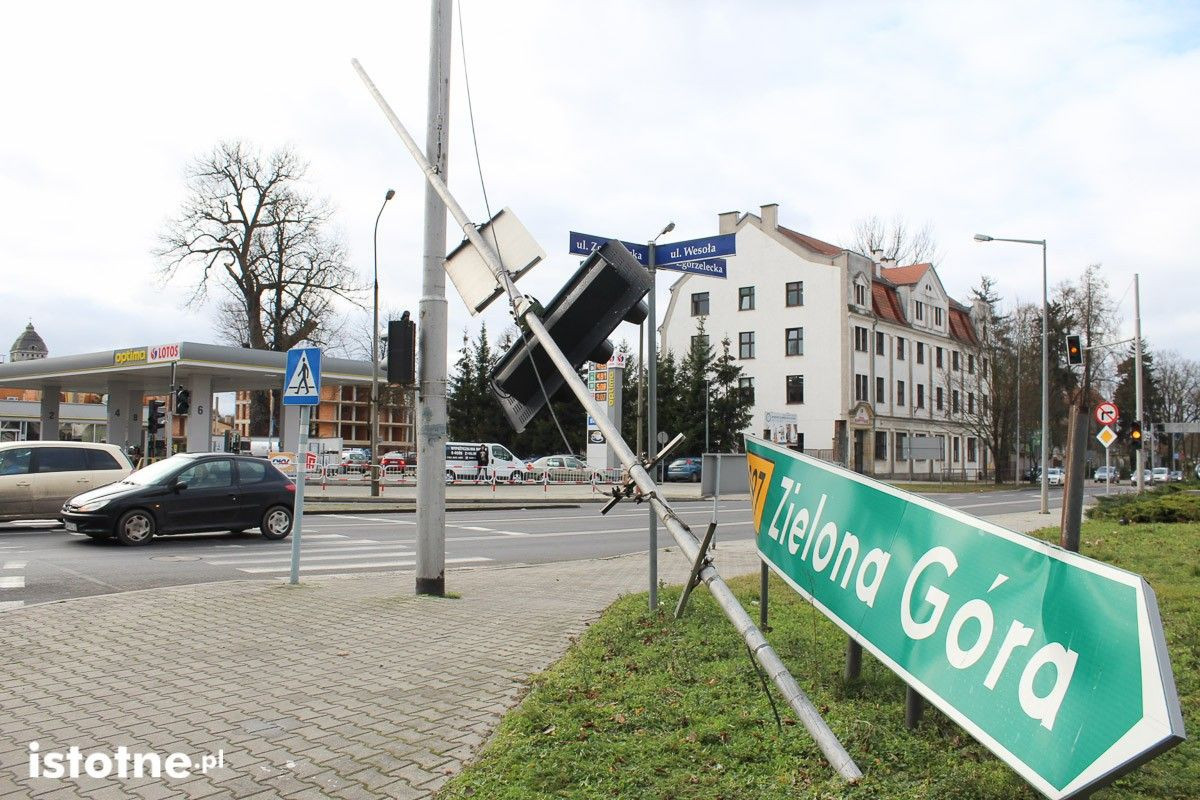 Wiatr połamał sygnalizację