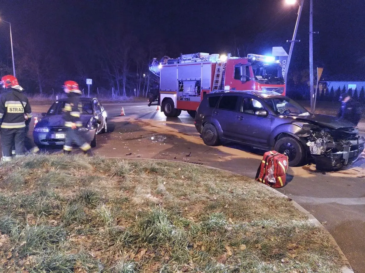 Zderzenie dwóch aut na skrzyżowaniu Lubańskiej ze Śluzową
