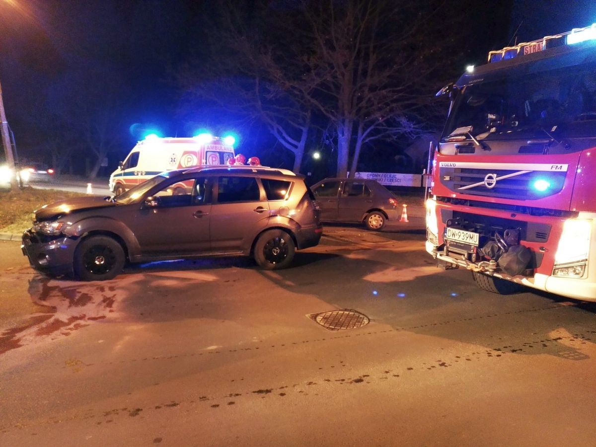 Zderzenie dwóch aut na skrzyżowaniu Lubańskiej ze Śluzową