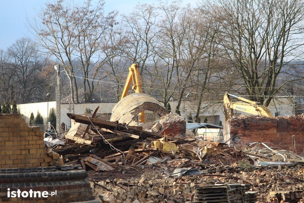 Runął drugi komin Zakładów Ceramicznych