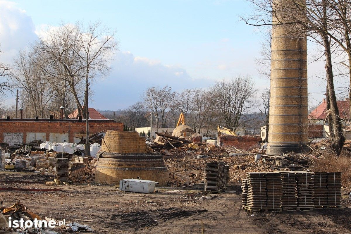 Runął drugi komin Zakładów Ceramicznych